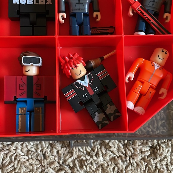 Roblox Action Figure Carrying Case with some Roblox Characters. - Picture 11 of 14